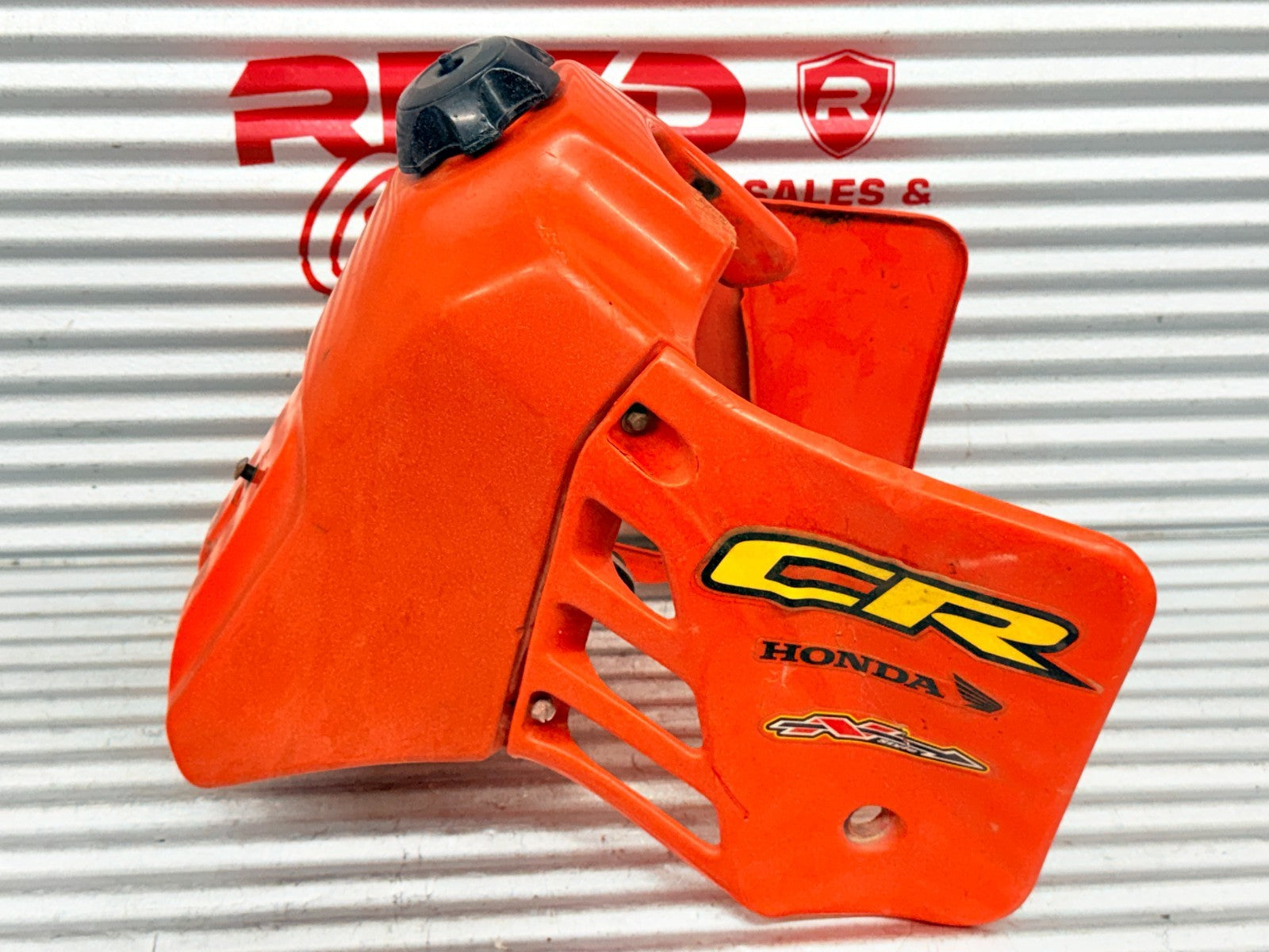 1985 Honda CR250R CR250 OEM Fuel Gas Tank w/ Radiator Shrouds 17510-KA4-830