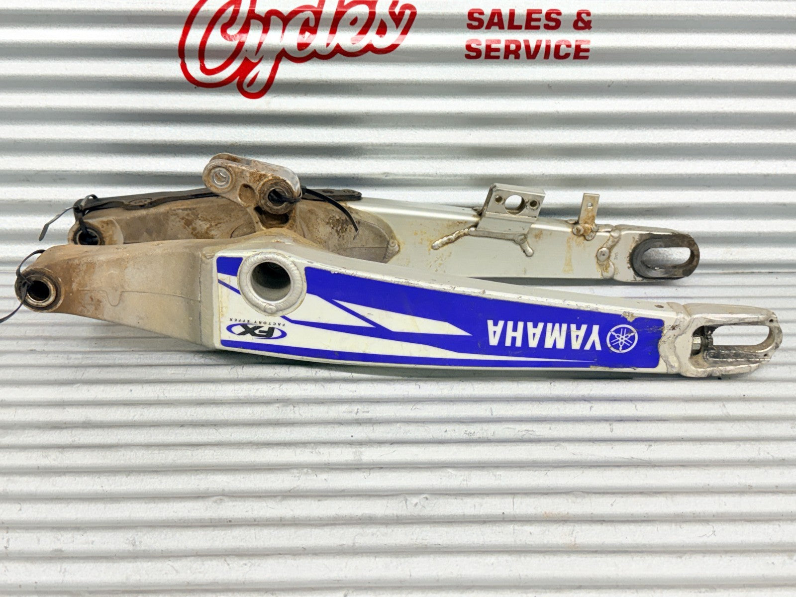 2004 Yamaha YZ250F Rear Swing Arm OEM 5UN-22110-00-00 5XE-2217F-00-00