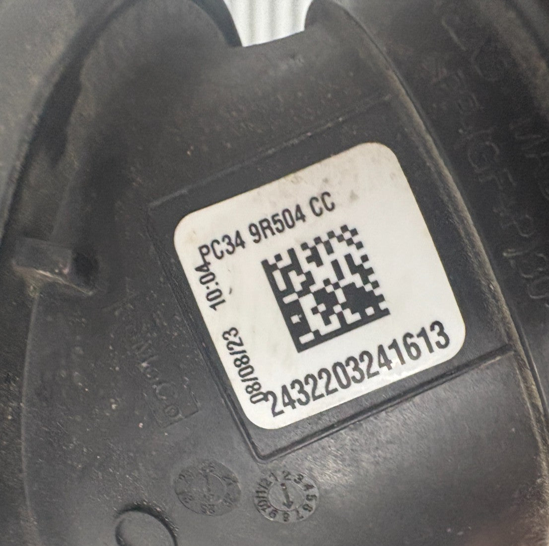 2023-2025 Ford F-250 Super Duty Air Cleaner Intake Tube Pc34-9R504-Cc *6.8L 4X4