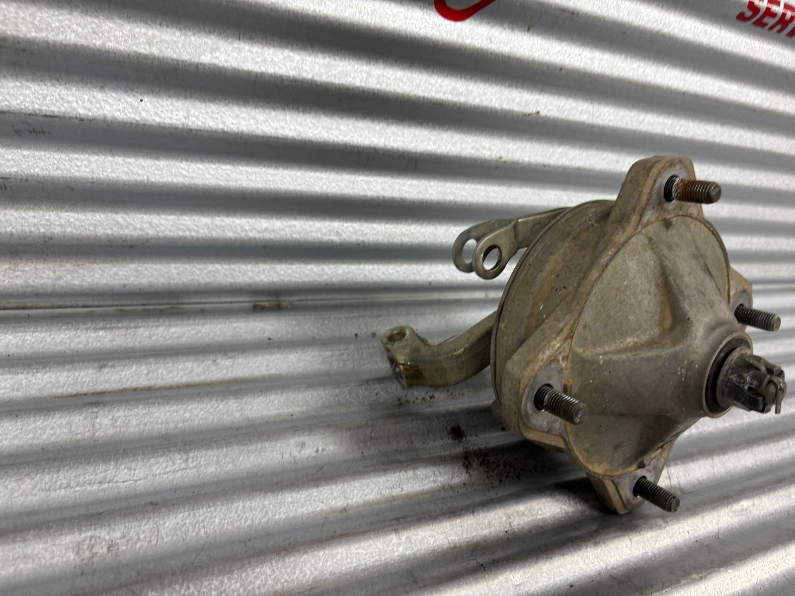 2000 Yamaha Blaster YFS200 Front Right Knuckle& Hub Assembly OEM 2xj-25111-00-00