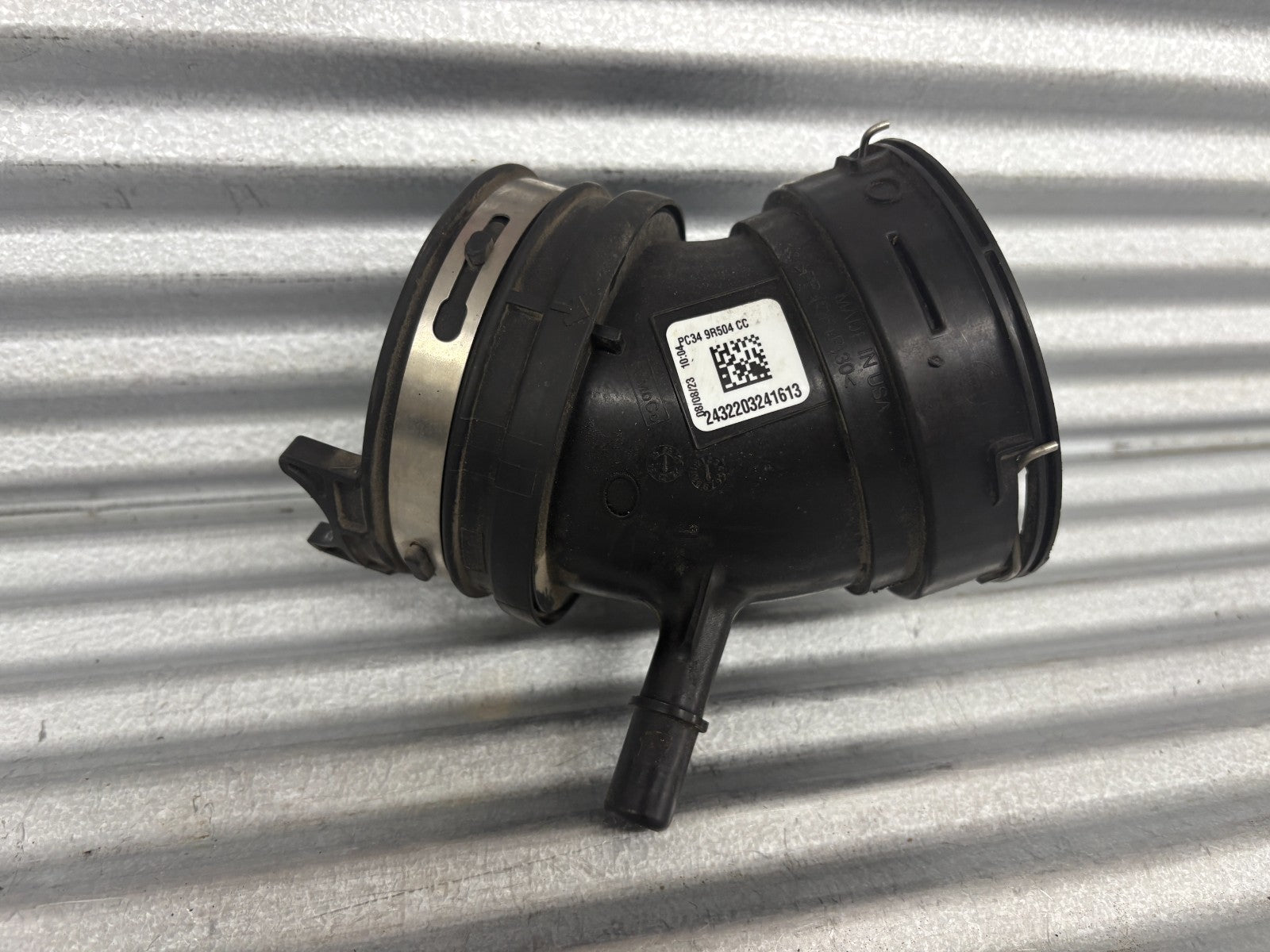 2023-2025 Ford F-250 Super Duty Air Cleaner Intake Tube Pc34-9R504-Cc *6.8L 4X4