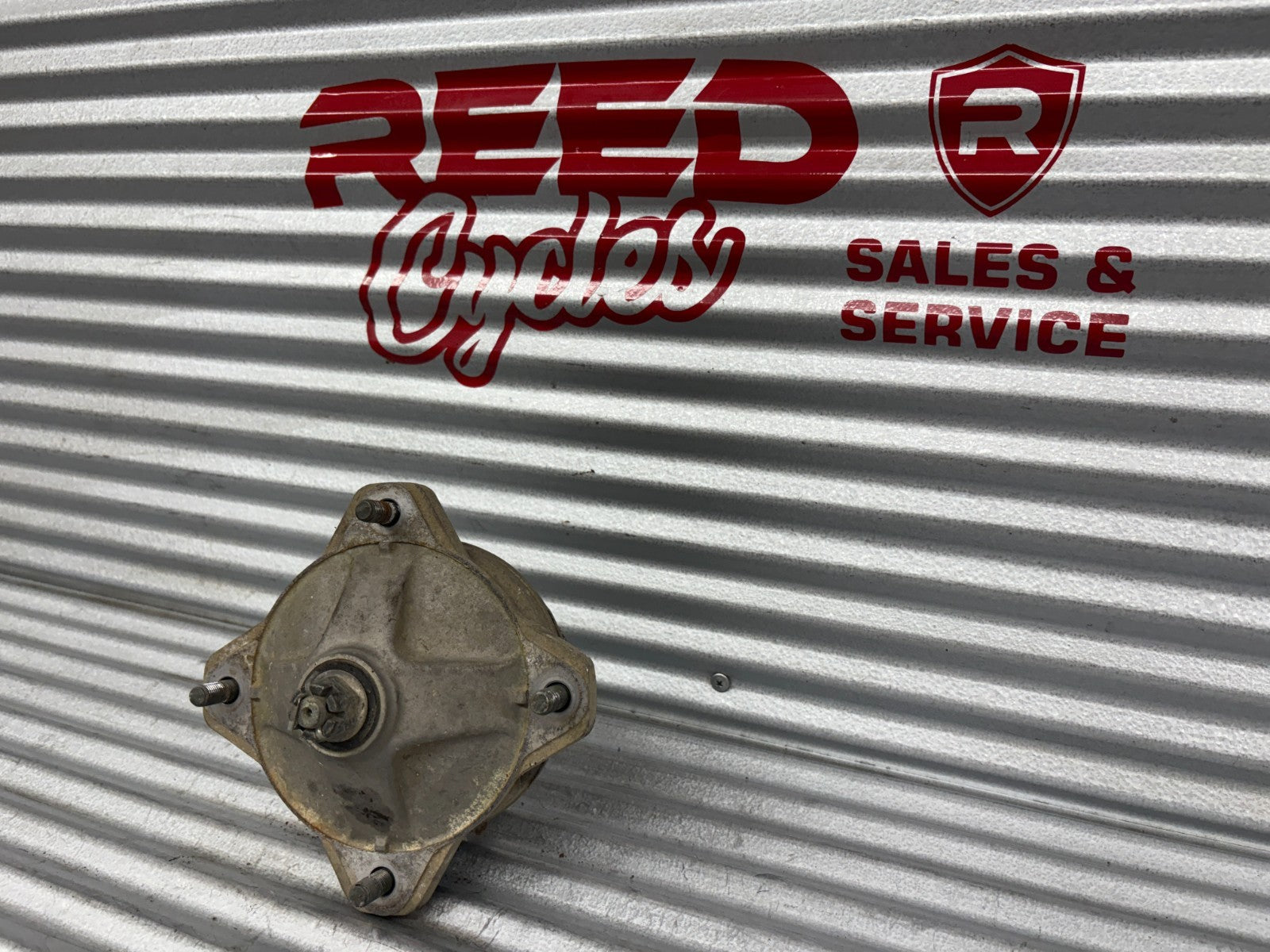 2000 Yamaha Blaster YFS200 Front Right Knuckle& Hub Assembly OEM 2xj-25111-00-00