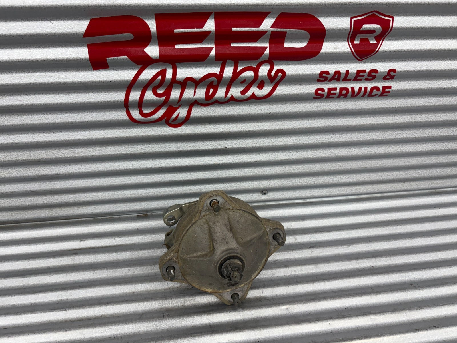 2000 Yamaha Blaster YFS200 Front Right Knuckle& Hub Assembly OEM 2xj-25111-00-00