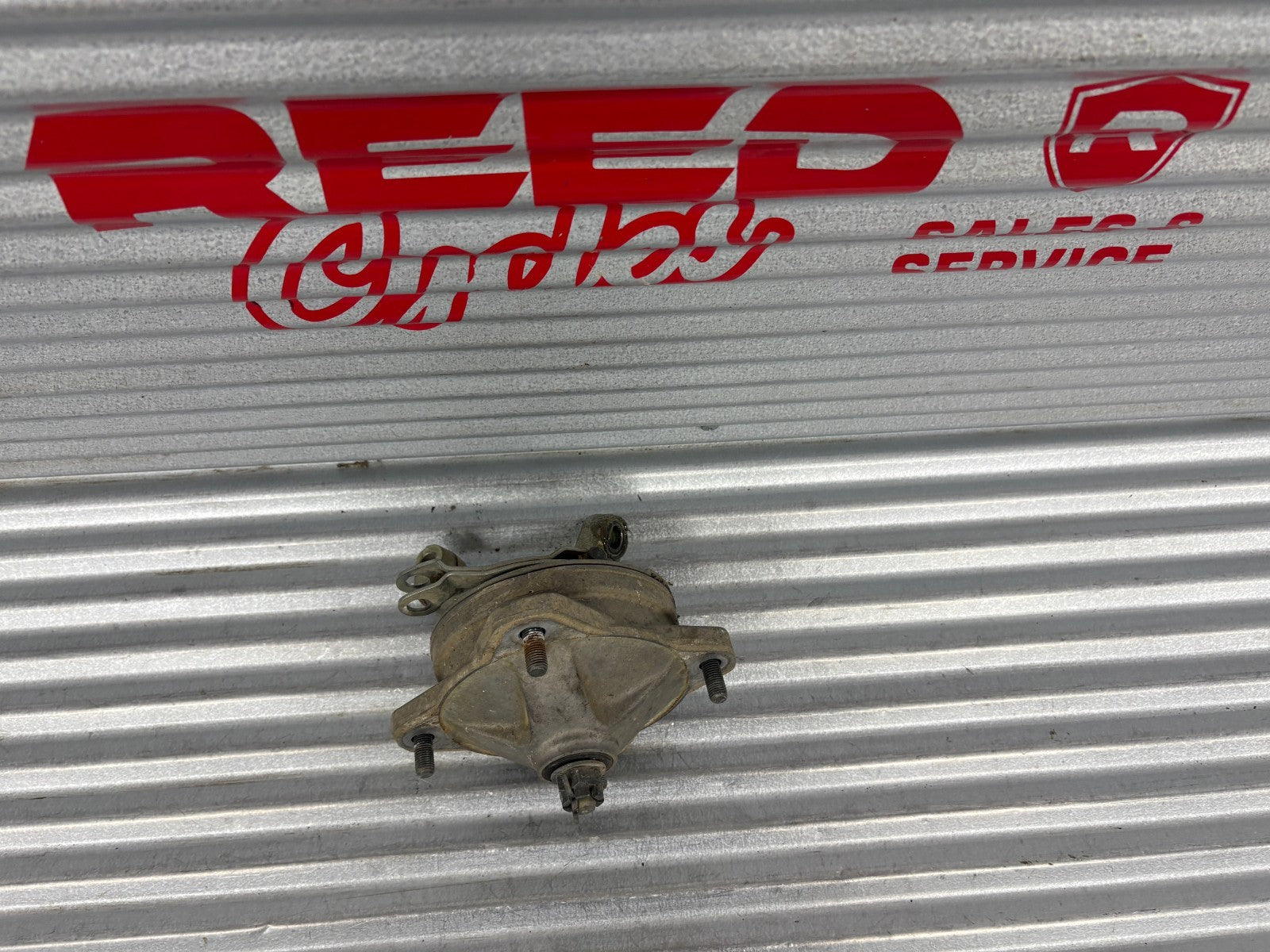 2000 Yamaha Blaster YFS200 Front Right Knuckle& Hub Assembly OEM 2xj-25111-00-00