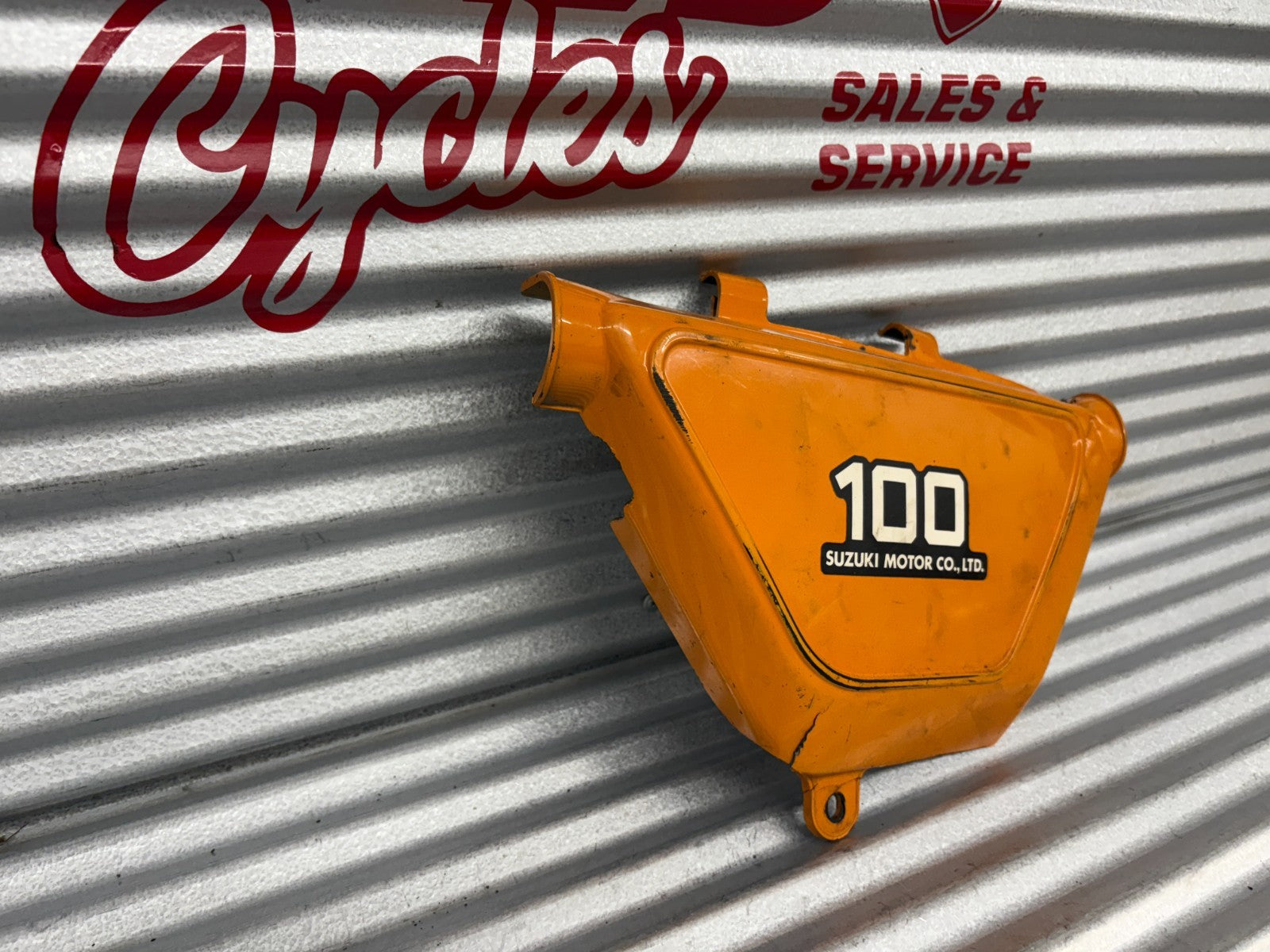 Suzuki 1978 TS100 Right Side Cover OEM 47111-48000-05J