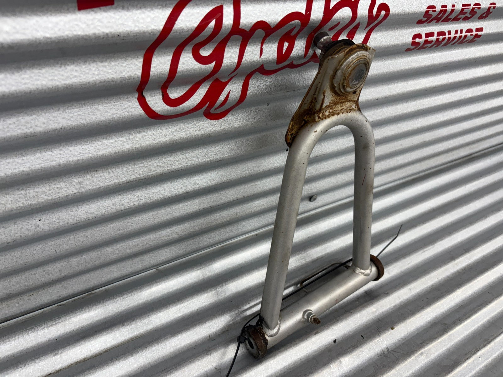 2000 Yamaha Blaster YFS200 Front Left Upper A-Arm OEM 2XJ-23540-01-35